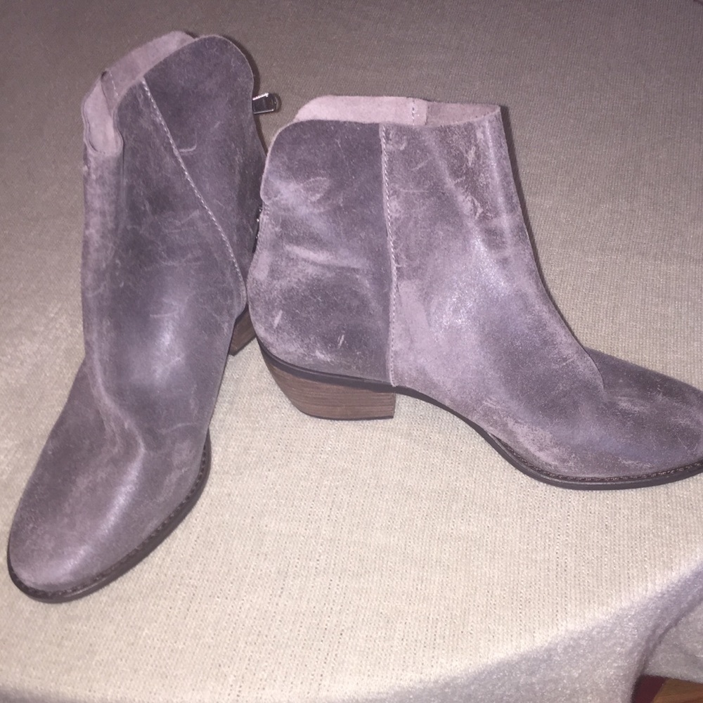 End of season sale!! NWOT. Never worn gray booties